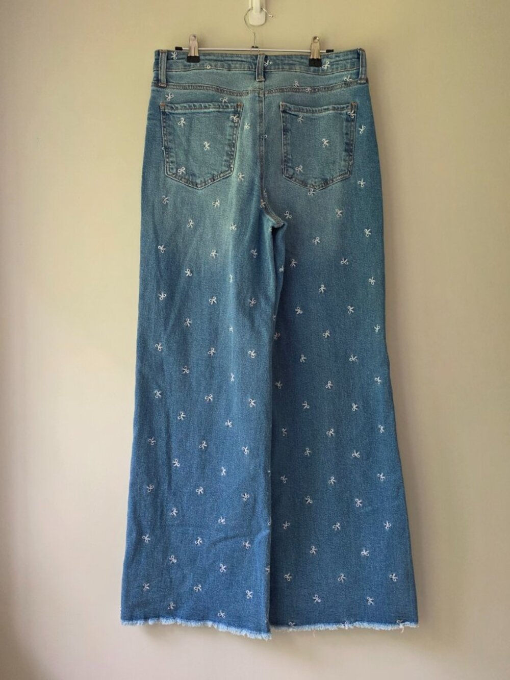 BCBG High Rise Wide Leg Jeans | 11/30 | Light Wash Embroidered Bows Cute NWOT - Picture 5 of 8